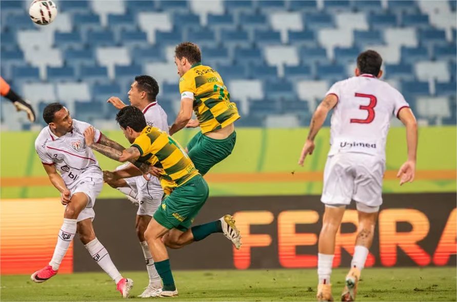 Cuiabá joga mal, é derrotado pelo Atlético-GO e encosta no Z-4