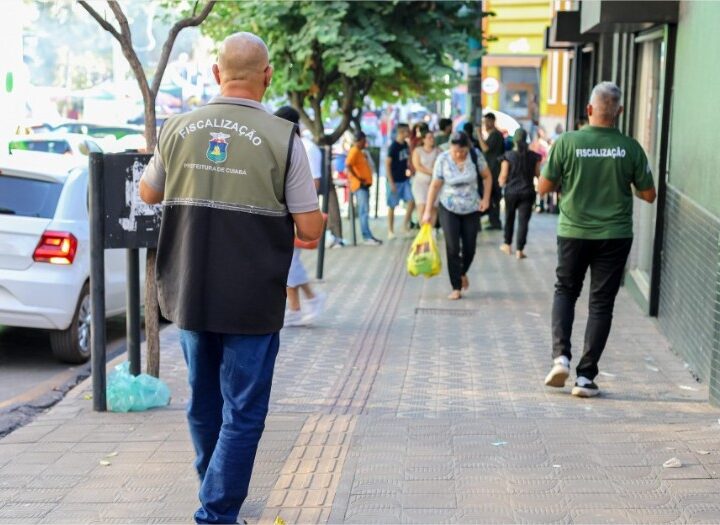 Prefeitura começa a apreender mercadorias que ocupam calçadas no Centro de Cuiabá