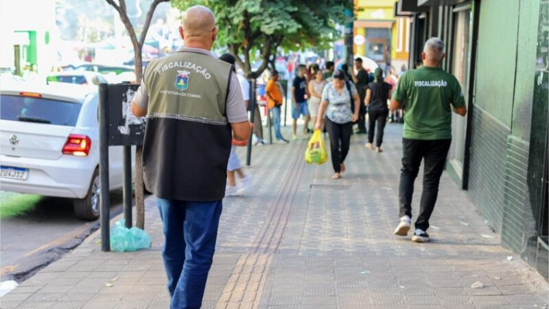 Prefeitura começa a apreender mercadorias que ocupam calçadas no Centro de Cuiabá