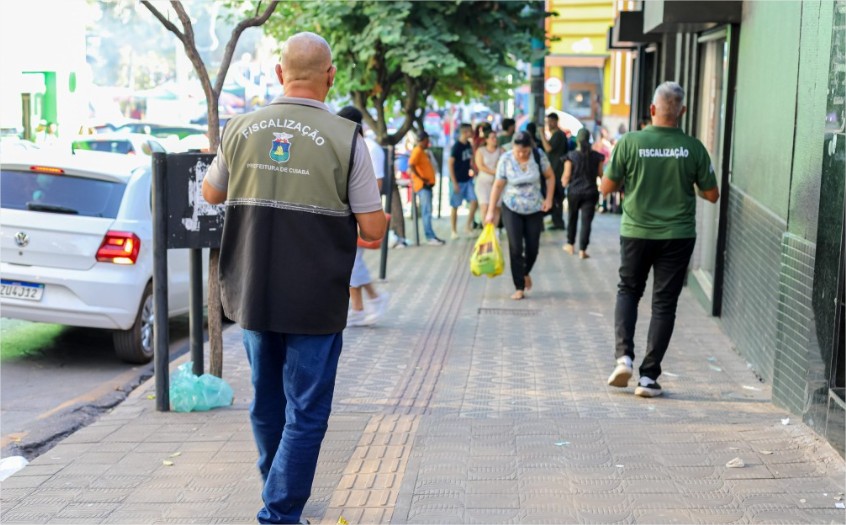 Prefeitura começa a apreender mercadorias que ocupam calçadas no Centro de Cuiabá