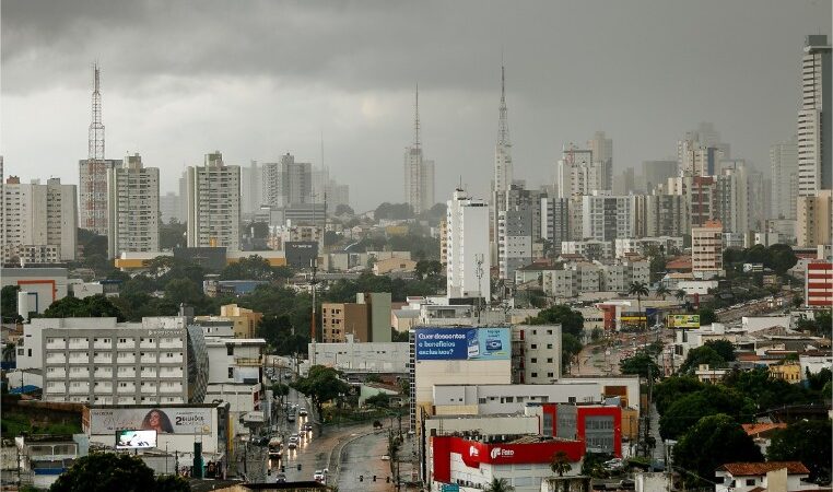 Cuiabanos acordam com frio e garoa nesta sexta; temperatura cai para 17°C