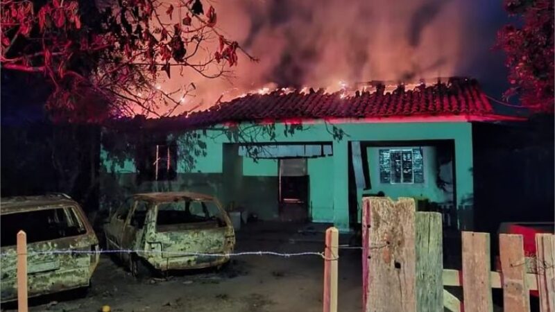 Casa de idosa de 94 anos é incendiada em Cáceres; causa será investigada