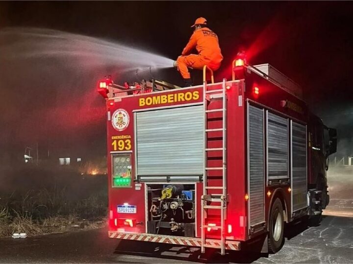 Casa é destruída por incêndio em Cáceres; moradora não é encontrada