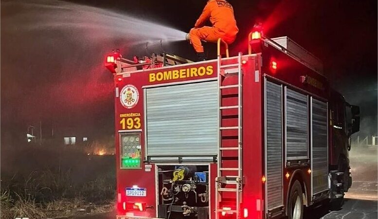 Casa é destruída por incêndio em Cáceres; moradora não é encontrada
