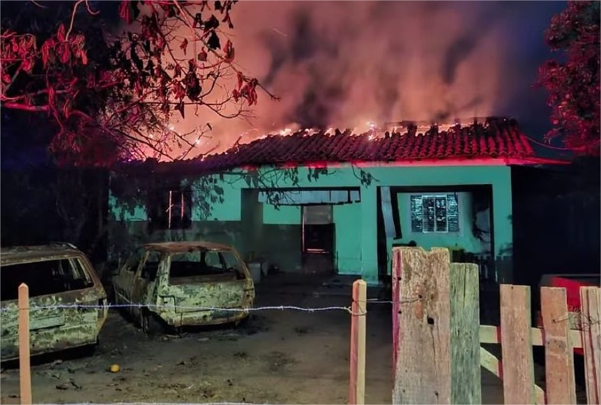 Casa de idosa de 94 anos é incendiada em Cáceres; causa será investigada