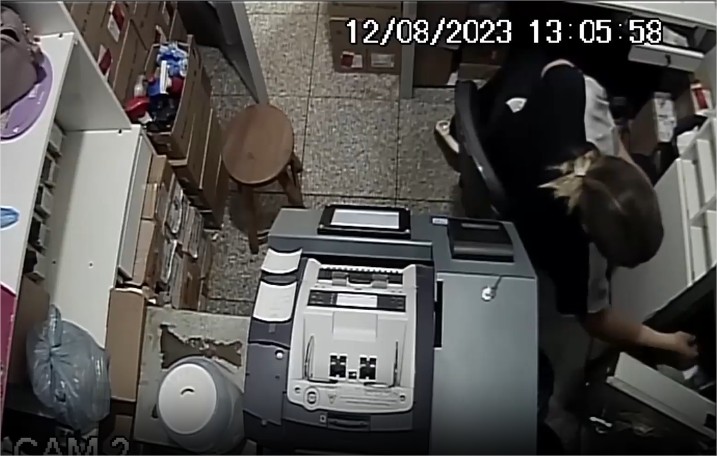 Veja vídeo: Fantástico mostra ex-funcionária retirando bilhete premiado da Mega do cofre de lotérica em Sinop