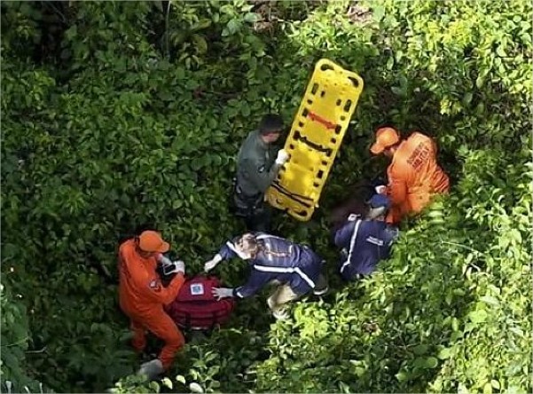 Mulher desaparecida é achada ferida abaixo de trilha de difícil acesso após três dias de buscas