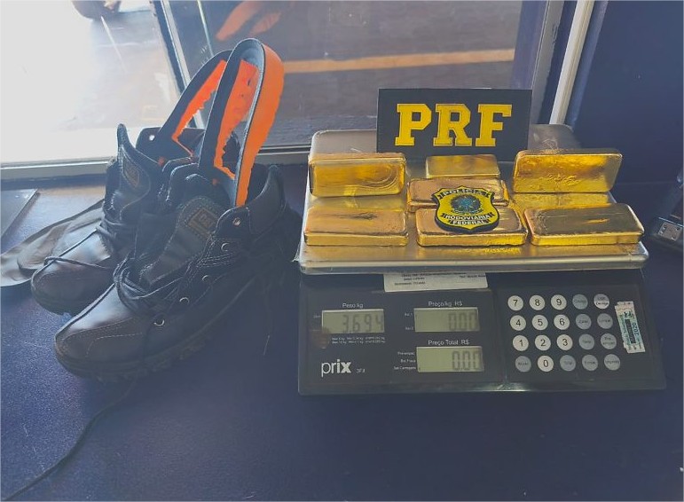 PRF flagra passageiro com sete barras de ouro avaliado em 2,3 milhões escondido no sapato na BR-364