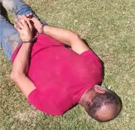 Vídeo mostra suspeito de matar professora sendo preso; estava escondido em área de mata em MT