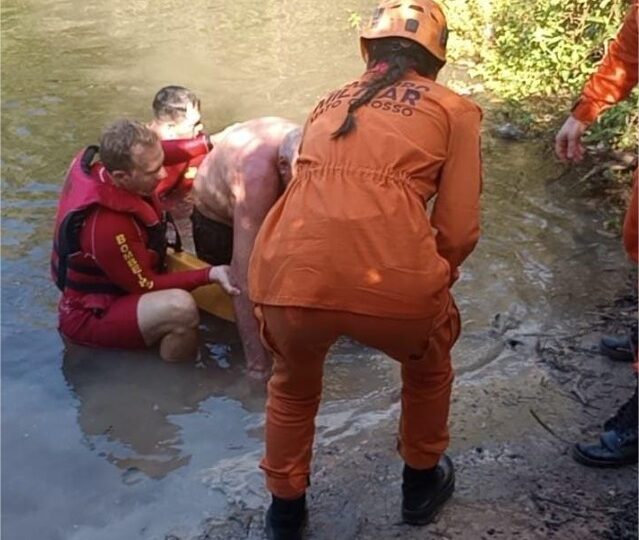 Carro cai em rio, motorista consegue sair e é resgatado em estado de choque